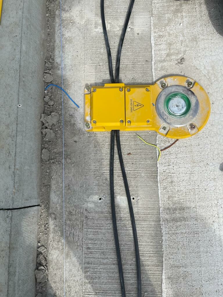 Flat heliport TLOF electrical connection