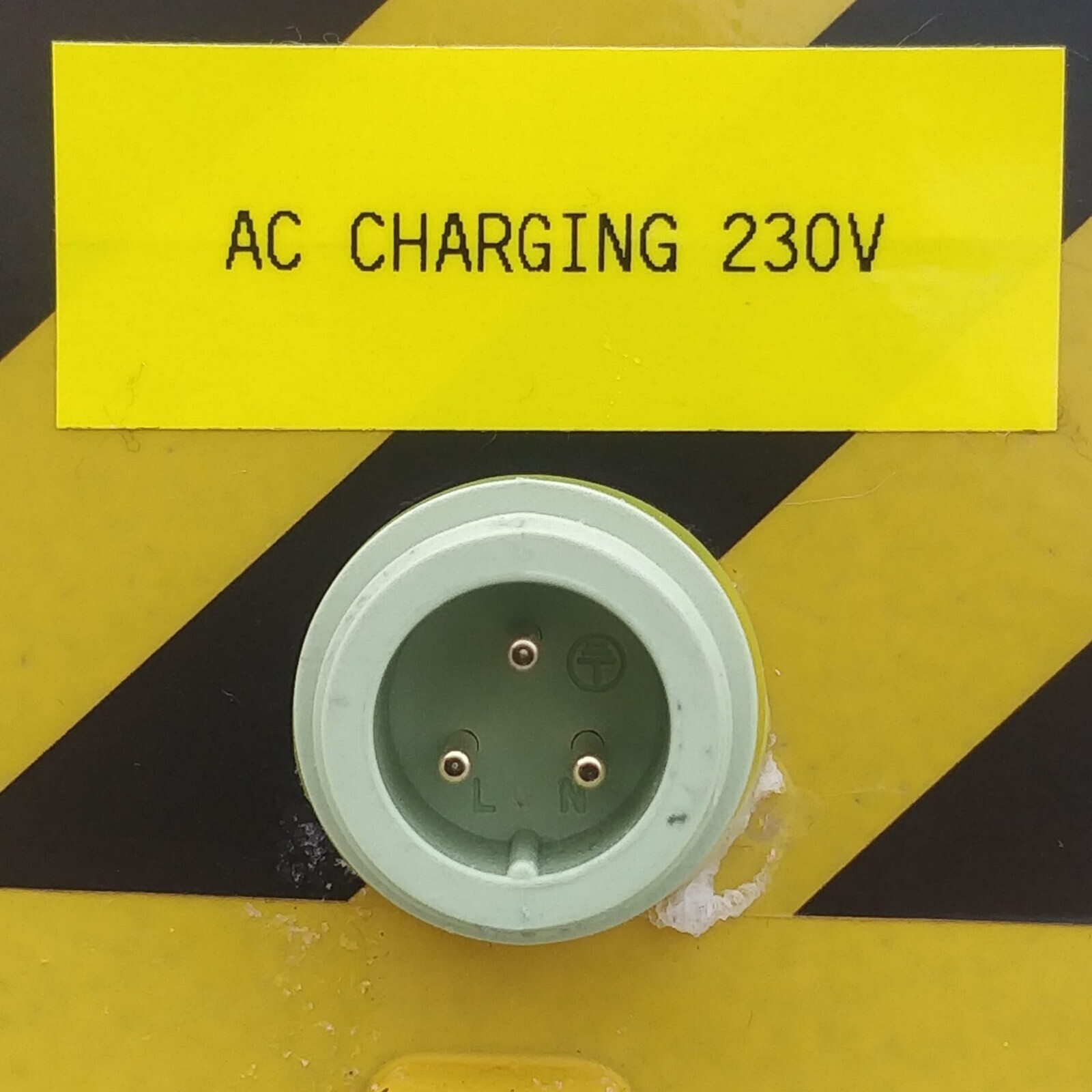 <p><strong>AC Charging</strong></p>
<p>- Through an AC connector, the lamps can be charged from 230 VAC</p>
<p>- Built-in charger</p>