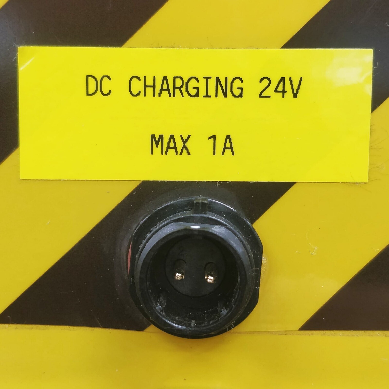 <p><strong>DC Charging</strong></p>
<p>- Through a DC connector, the lamps can be charged from a solar panel or chargers, through a cable</p>